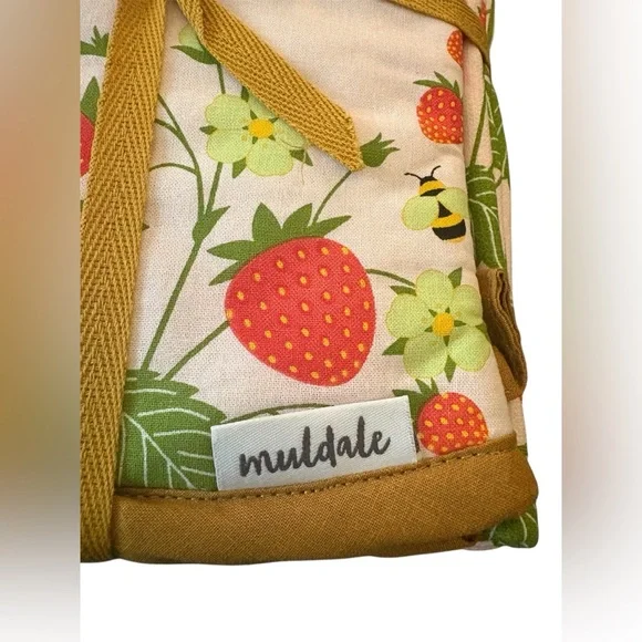 Muldale Oven Mitt and Kitchen Towel Set. Strawberry Dish and Pot Holders. - Picture 6 of 10